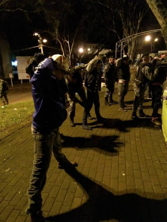 Brigada Militar aborda grupo fazendo algazarra no Centro de Três de Maio - foto 3