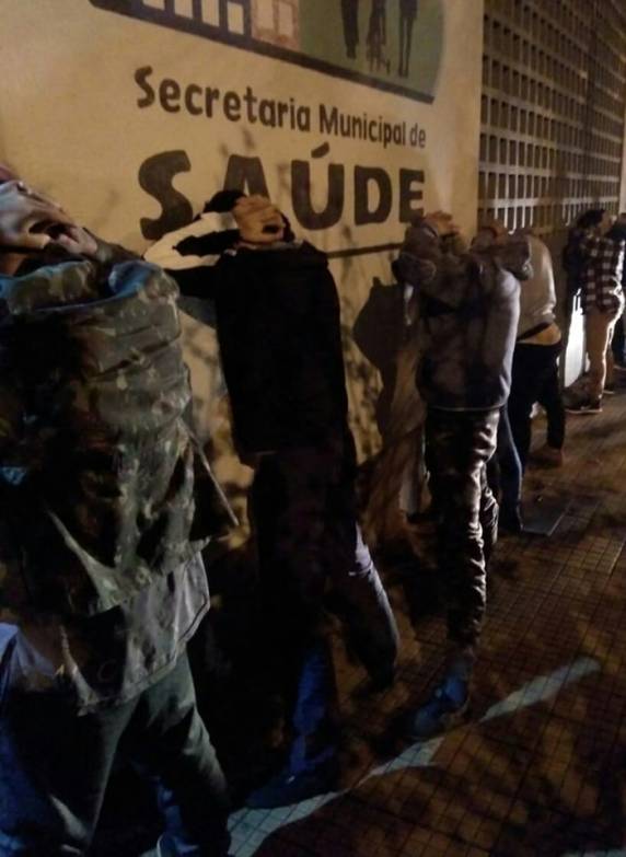 Brigada Militar aborda grupo fazendo algazarra no Centro de Três de Maio - foto 2