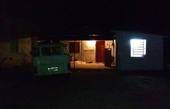 Gabrielle Paim da Silva foi morta ao chegar em casa. Ela tinha um bebê de seis meses com o suspeito. Polícia realiza buscas para encontrá-lo