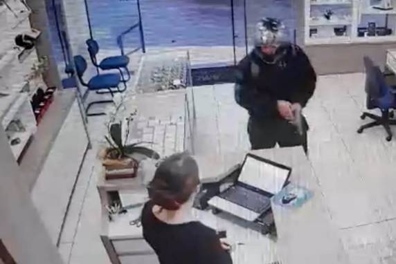 Dinheiro e relógios foram levados do estabelecimento