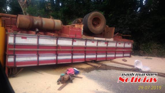 Motorista desvia de trator e capota caminhão na RS 307 - foto 2