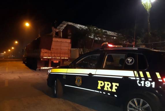 Carreta com 400 mil maços de cigarros contrabandeados é flagrada na BR 280 em São Bento do Sul - foto 2