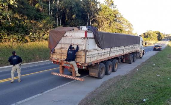 Carreta com 400 mil maços de cigarros contrabandeados é flagrada na BR 280 em São Bento do Sul - foto 3