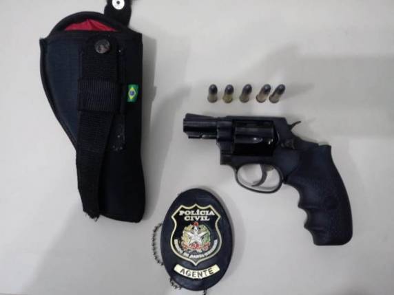 Um suspeito está foragido e polícia acredita que outras pessoas podem estar envolvidas no crime