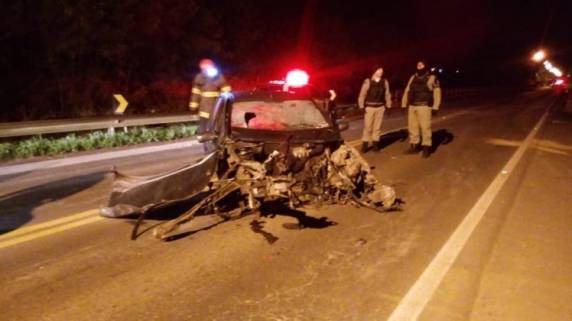 Palio e um Celta seguiam no sentido Arroio do Meio ? Lajeado. Sobre a ponte, ambos condutores perderam o controle da direção, colidindo contra o guarda-corpo