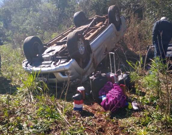Casal e criança ficam feridos depois de capotagem de caminhonete na RS 342 - foto 2