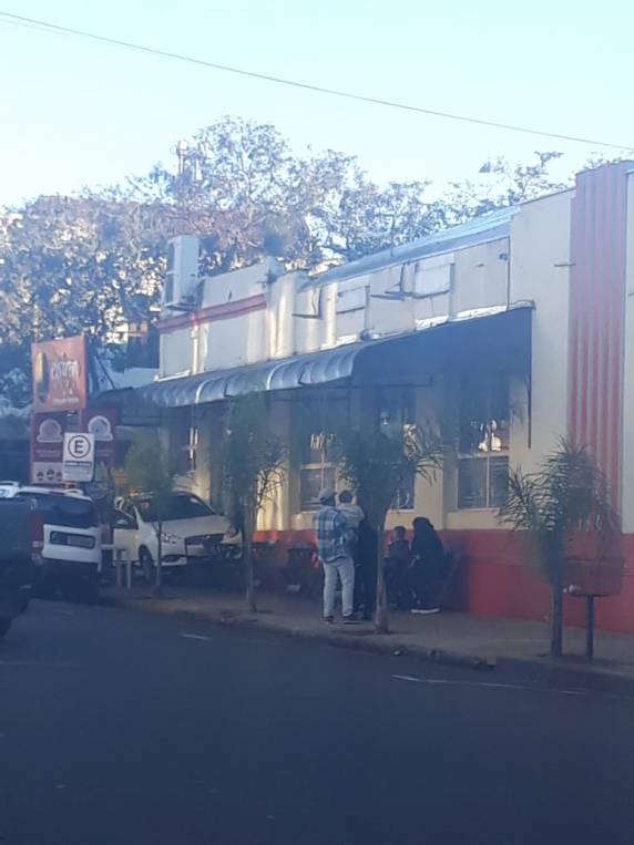 Veículo invade calçada de lancheria após colisão no centro de Santo Ângelo - foto 4