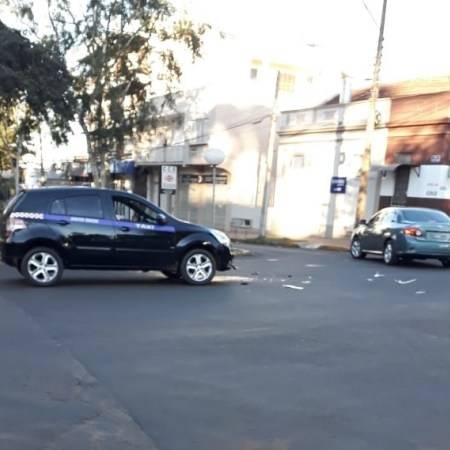 Veículo invade calçada de lancheria após colisão no centro de Santo Ângelo - foto 2