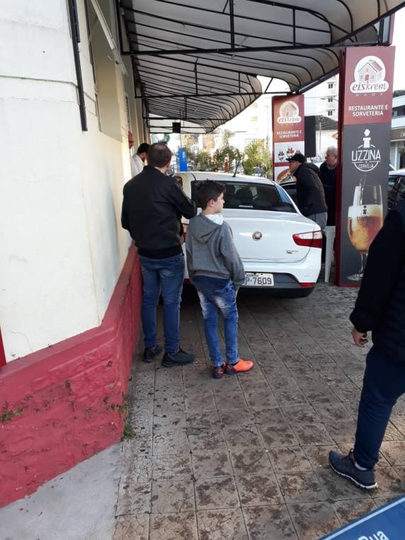 Veículo invade calçada de lancheria após colisão no centro de Santo Ângelo - foto 3