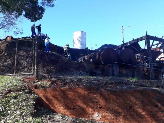 VÍDEO; bombeiros controlam princípio de incêndio em tanques de piche na secretaria de Obras de Três de Maio - foto 2