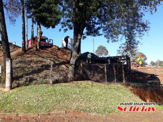 VÍDEO; bombeiros controlam princípio de incêndio em tanques de piche na secretaria de Obras de Três de Maio - foto 3