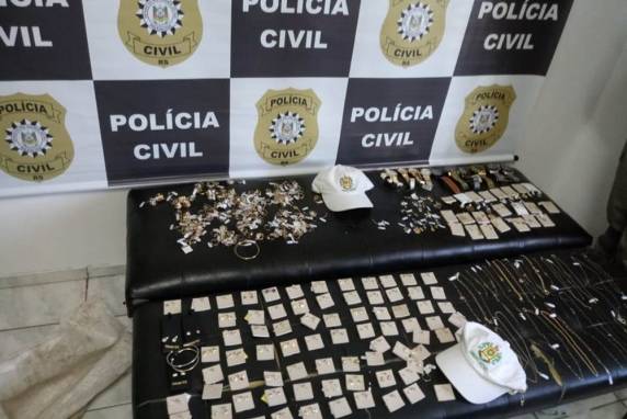 A ação conjunta da PC e BM foi exitosa e as jóias foram localizadas enterradas em uma propriedade