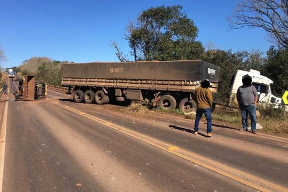 O trânsito ficou interrompido até a retirado os veículos de sobre a pista