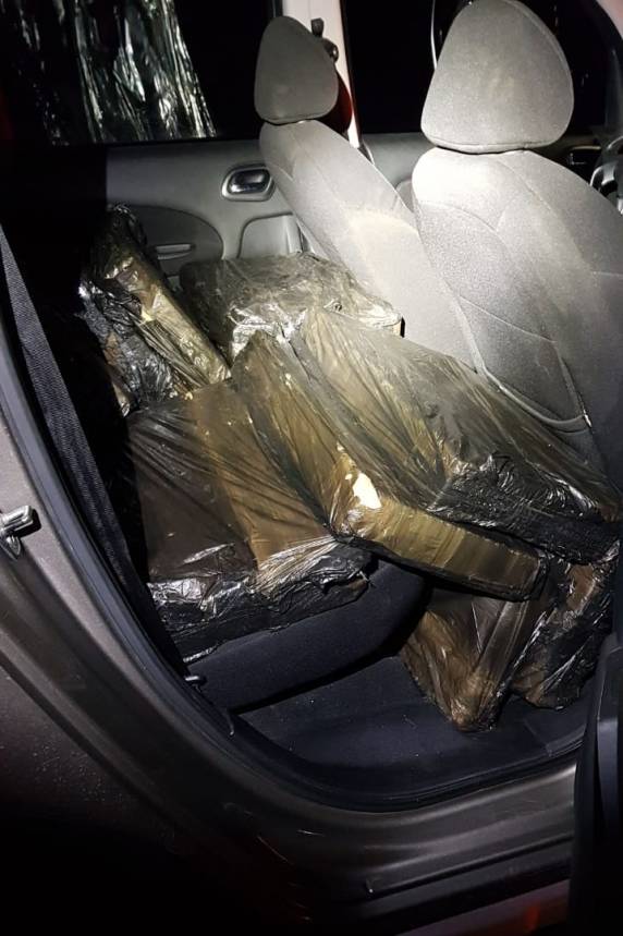 Ação conjunta PRF, PM e P.Civil apreende PRF apreende 151 kg de maconha esta madrugada em Brusque - foto 4