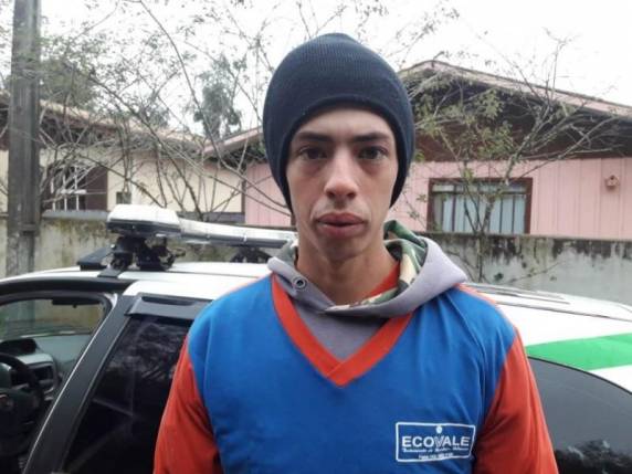 Recém-nascida estava enrolada em cobertores sujos de sangue quando foi localizada por coletor de lixo; mãe da criança ainda não foi encontrada