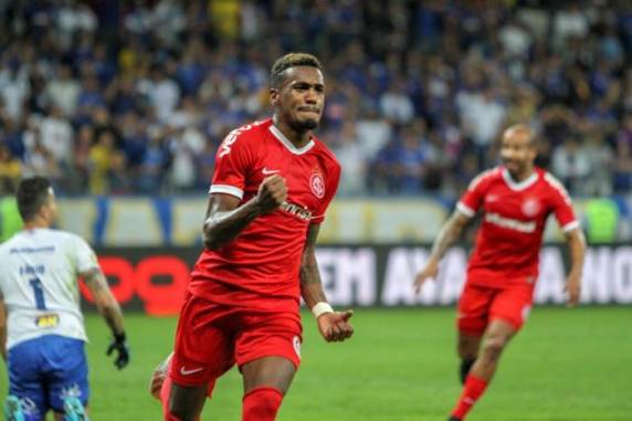 Gol colorado foi marcado pelo volante Edenilson no segundo tempo