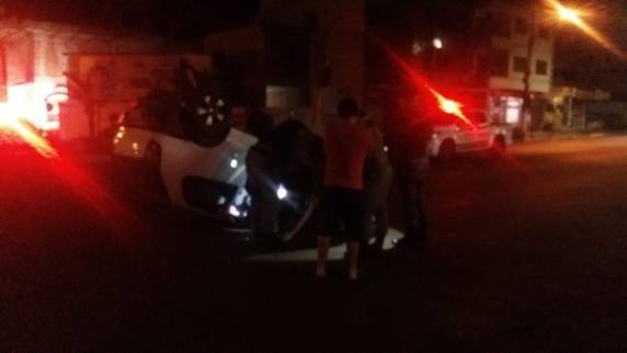 VÍDEO; motorista fica ferida depois de capotar veículo no Centro de Ijuí - foto 3