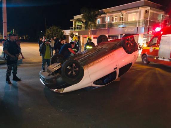 VÍDEO; motorista fica ferida depois de capotar veículo no Centro de Ijuí - foto 2