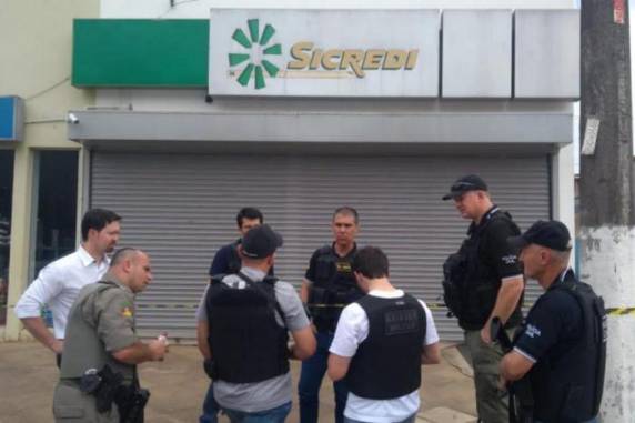 Agência bancária de Vale Verde foi alvo de criminosos armados com fuzis no começo da tarde desta quinta-feira