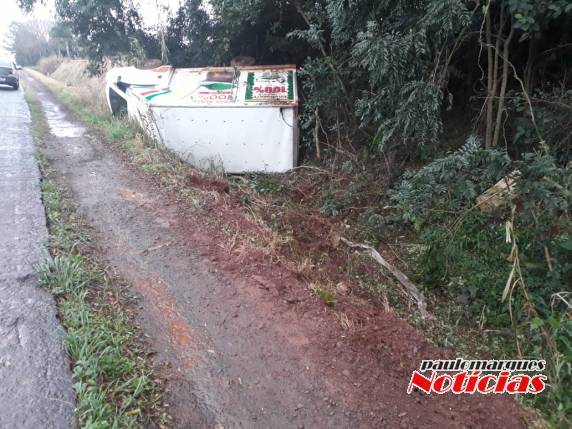 Saída de pista deixa motorista ferido na BR 472 em Três de Maio - foto 2