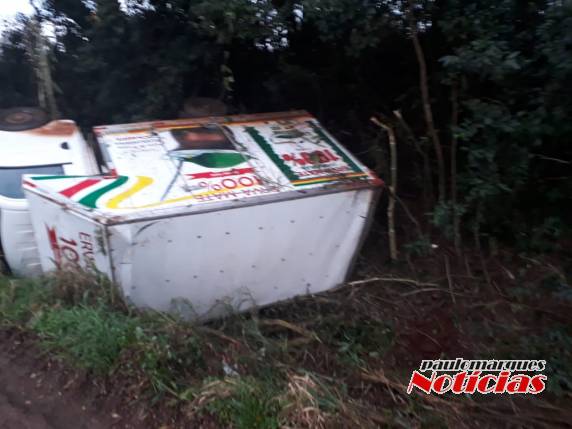 Saída de pista deixa motorista ferido na BR 472 em Três de Maio - foto 4