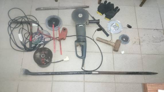 Três homens foram presos ao deixar o banco carregando serras elétricas, serrotes e equipamentos de monitoramento. Um quarto foi pego após fazer contato com o grupo que estava com a polícia
