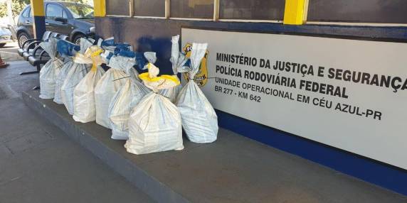 Carregamento da droga foi abordado em Volkswagen Polo na BR 277, em Céu Azul