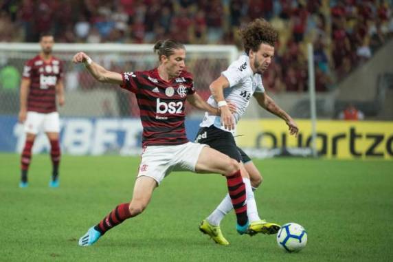 Willian Arão, Arrascaeta e Éverton Ribeiro marcaram para os donos da casa; Galhardo descontou de pênalti para o Tricolor