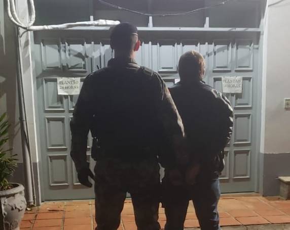 Crime ocorreu na madrugada deste domingo (11), no bairro São Francisco. Após o crime, homem foi encontrado sujo de sangue e confessou ter matado a ex-companheira