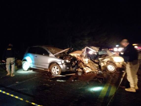 Homem morre em colisão frontal entre carros na BR 386, em Almirante Tamandaré do Sul - foto 3