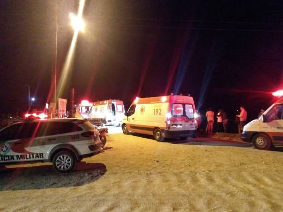 Família estava em uma estrada rural. Caso foi registrado na noite de domingo