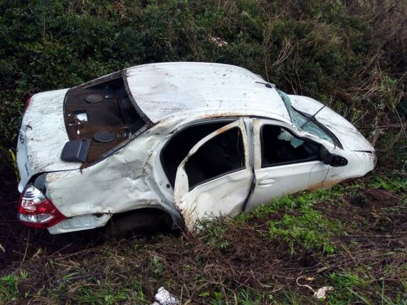 Segundo informações da Polícia Rodoviária Federal, motorista do Toyota Etios, de cor branca, estava sozinho no veículo e teria entre 18 e 20 anos. Ele não foi identificado ainda