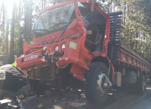 Motorista ficou preso as ferragens e teve fratura no tornozelo