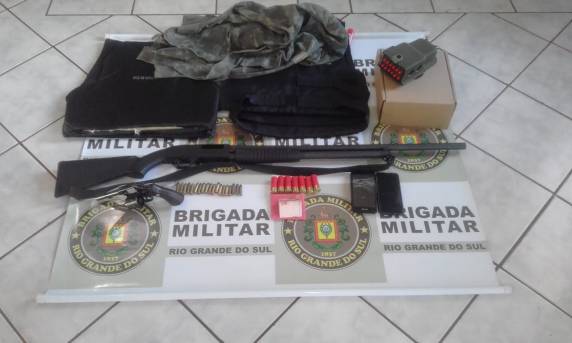 Criminosos armados e com coletes balísticos são presos pela Brigada Militar na RS-168, em São Luiz Gonzaga - foto 2