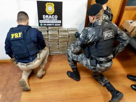 PRF, BM e PC apreendem 150 quilos de maconha e prendem 5 pessoas por tráfico em Passo Fundo - foto 2
