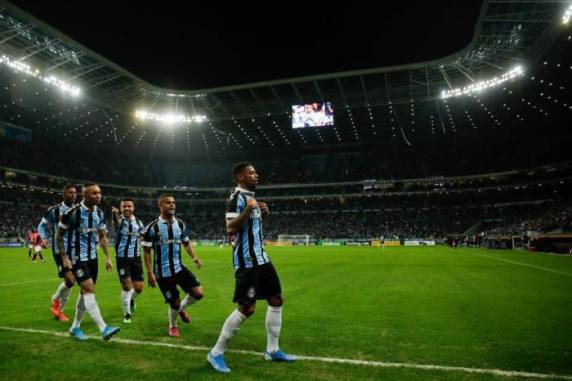 André e Jean Pyerre marcaram os gols da vitória do Tricolor. Jogo de volta ocorre em 4 de setembro, no Paraná