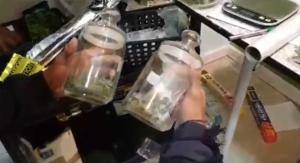 Segundo a polícia, homem usava envelope especial para passar pelo raio X e tinha centro de distribuição para atender clientes de classe média alta