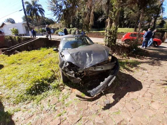 Veículos invadem pátio de residência após colisão, em Panambi - foto 2