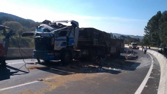 Carreta de Ijuí carregada com papel em fardos tomba no Paraná - foto 2