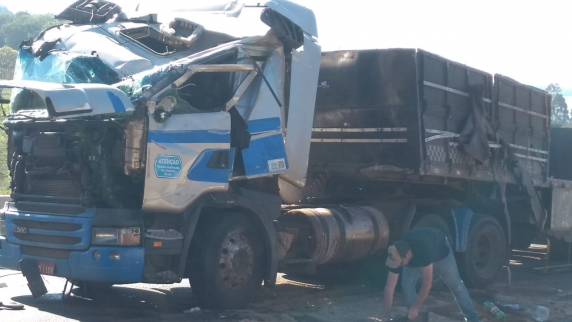 Carreta de Ijuí carregada com papel em fardos tomba no Paraná - foto 3