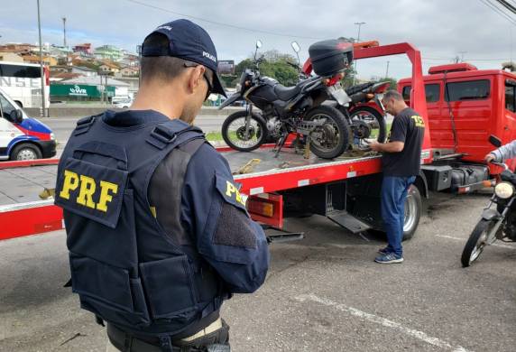 PRF realiza fiscalização de motos e distribui antenas corta-linha na BR 101, em São José e Palhoça - foto 2