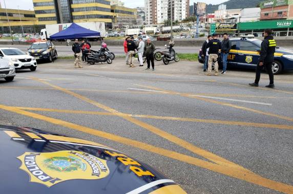 PRF realiza fiscalização de motos e distribui antenas corta-linha na BR 101, em São José e Palhoça - foto 3