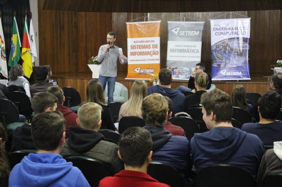 Lásaro da Silva Engster, ex-gerente executivo de Tecnologia do Portal Terra conversou com alunos na noite desta quinta-feira, 15 de agosto
