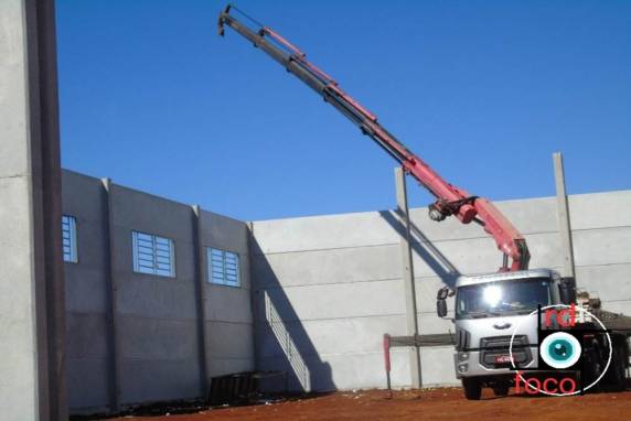 O fato aconteceu em uma obra, onde será instalada o estoque de remédios de uma empresa na entrada da cidade, em direção à Redentora