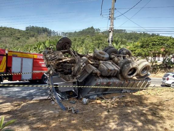 A princípio, um dos veículos ficou sem freio. Outras duas pessoas ficaram feridas
