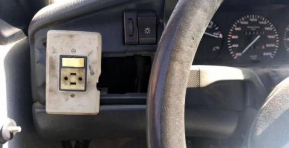 Carro estava abandonado em um viaduto da BR-101