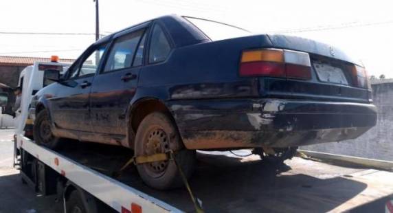 Carro estava abandonado em um viaduto da BR-101