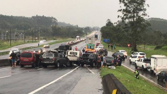 Duas faixas da rodovia chegaram a ficar interditadas e o fluxo foi desviado pela marginal. A pista foi liberada às 17h45, com registro de 11 km de fila
