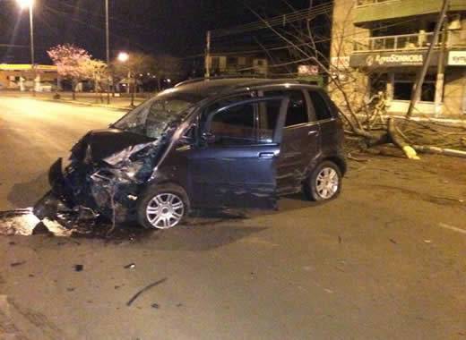Acidente aconteceu na Avenida Flores da Cunha durante a madrugada desta segunda-feira (19)