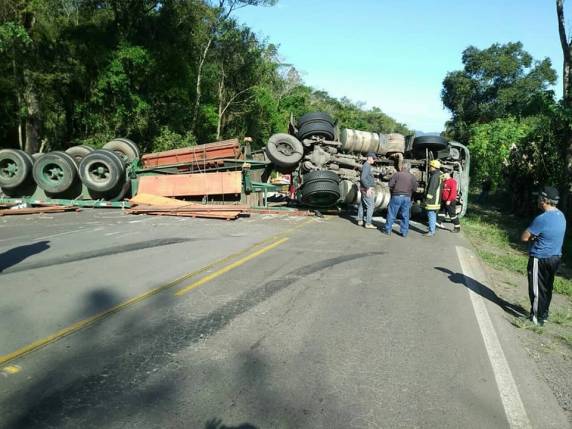 Carreta tomba entre Farroupilha e São Vendelino - foto 2